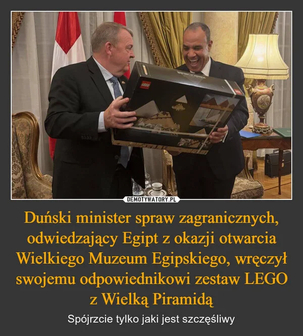 
    Duński minister spraw zagranicznych, odwiedzający Egipt z okazji otwarcia Wielkiego Muzeum Egipskiego, wręczył swojemu odpowiednikowi zestaw LEGO z Wielką Piramidą