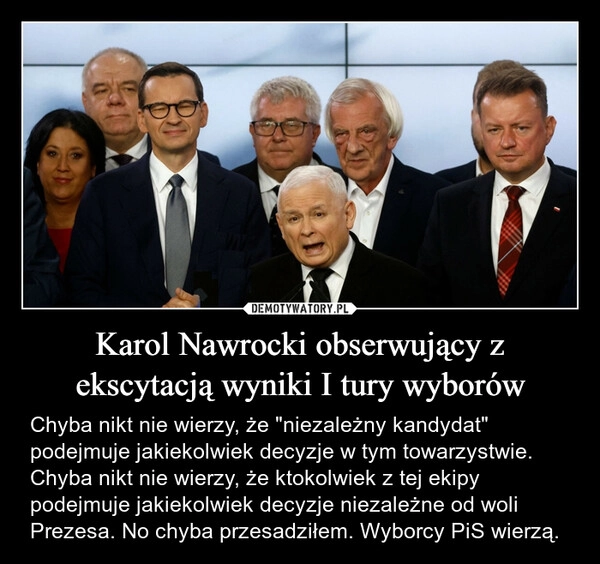 
    Karol Nawrocki obserwujący z ekscytacją wyniki I tury wyborów