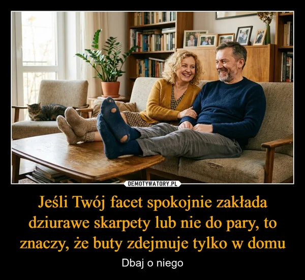
    Jeśli Twój facet spokojnie zakłada dziurawe skarpety lub nie do pary, to znaczy, że buty zdejmuje tylko w domu