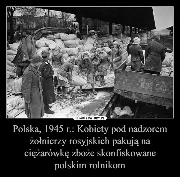 
    Polska, 1945 r.: Kobiety pod nadzorem żołnierzy rosyjskich pakują na ciężarówkę zboże skonfiskowane polskim rolnikom