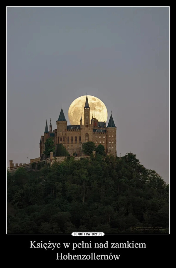 
    Księżyc w pełni nad zamkiem Hohenzollernów