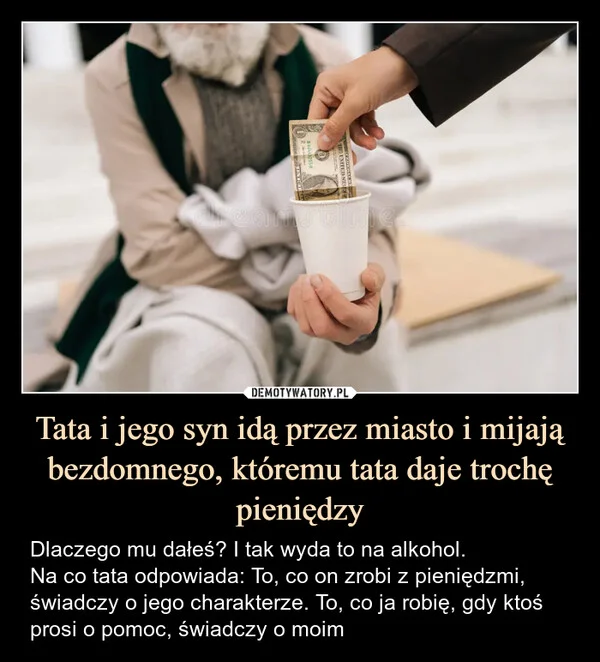 
    Tata i jego syn idą przez miasto i mijają bezdomnego, któremu tata daje trochę pieniędzy