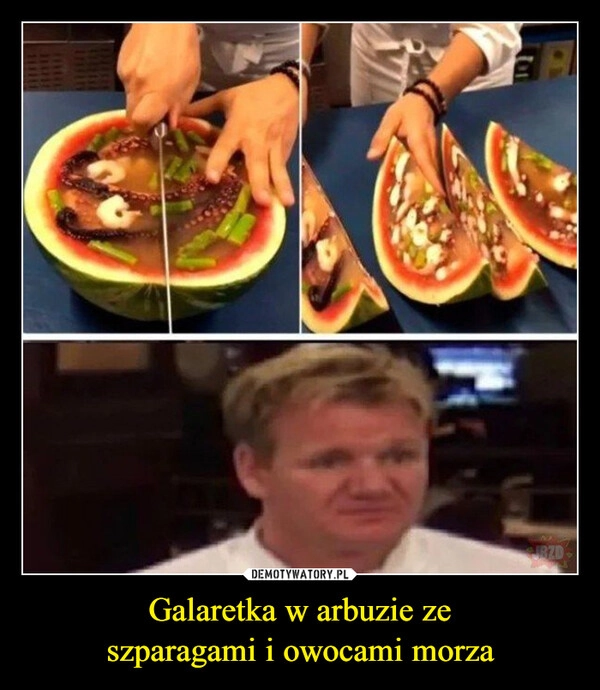 
    Galaretka w arbuzie ze
szparagami i owocami morza