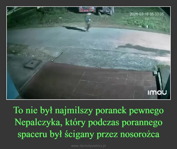 
    To nie był najmilszy poranek pewnego Nepalczyka, który podczas porannego spaceru był ścigany przez nosorożca