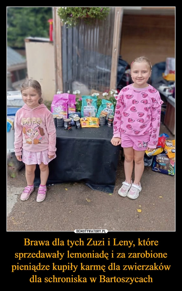 
    Brawa dla tych Zuzi i Leny, które sprzedawały lemoniadę i za zarobione pieniądze kupiły karmę dla zwierzaków dla schroniska w Bartoszycach