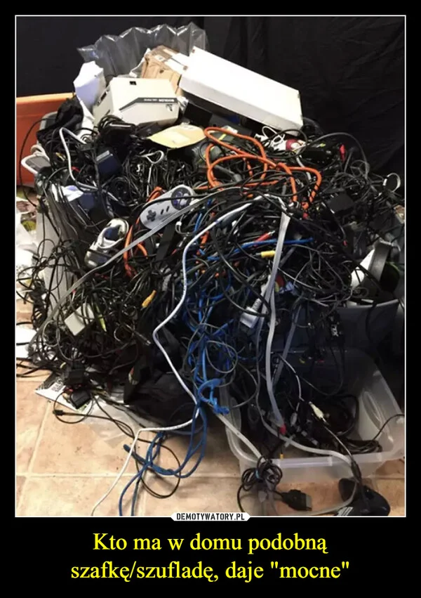 
    Kto ma w domu podobną szafkę/szufladę, daje 