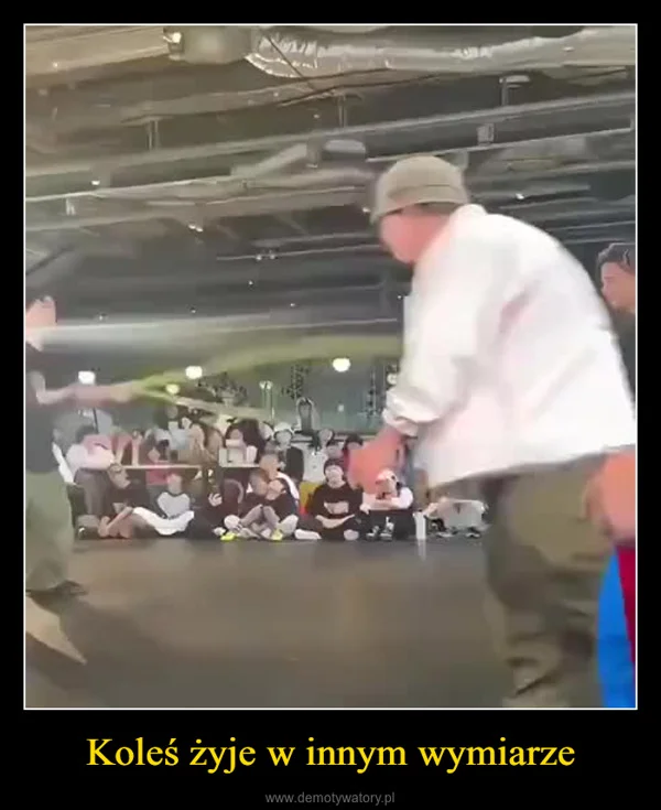 
    Koleś żyje w innym wymiarze