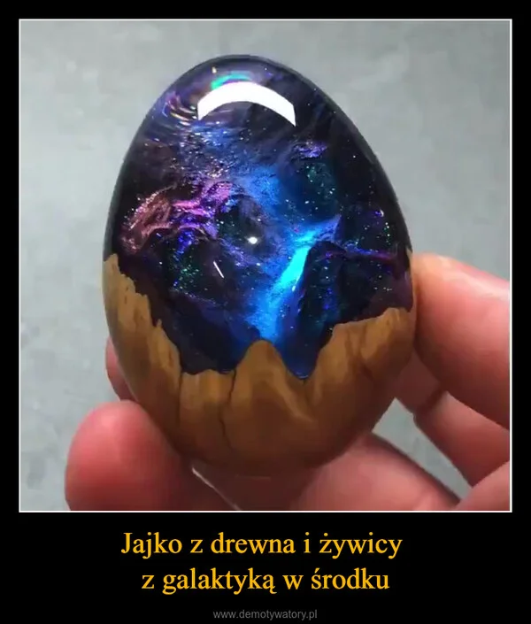 
    Jajko z drewna i żywicy z galaktyką w środku