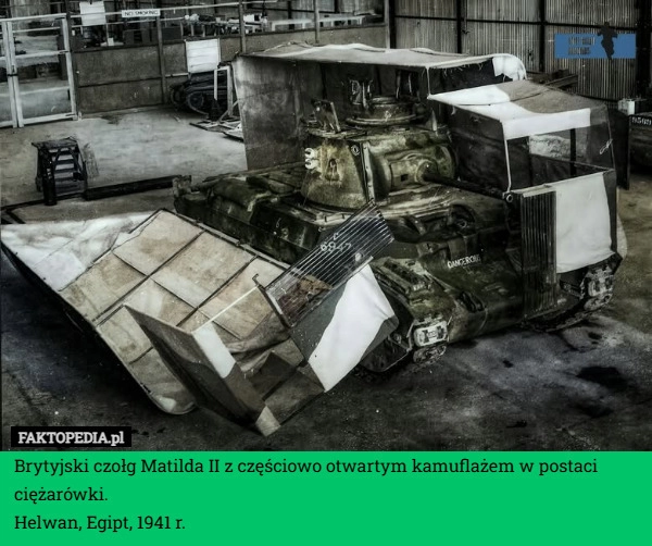 
    Brytyjski czołg Matilda II z częściowo otwartym kamuflażem w postaci ciężarówki.
