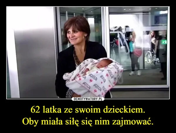 
    62 latka ze swoim dzieckiem. Oby miała siłę się nim zajmować.