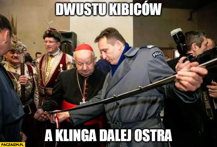 
    Dwustu kibiców a klinga dalej ostra. Policjant pokazuje biskupowi