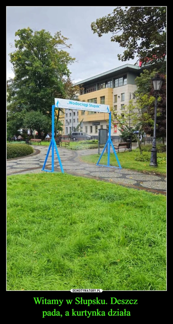 
    Witamy w Słupsku. Deszcz 
pada, a kurtynka działa