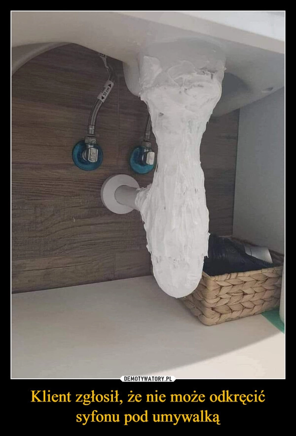 
    Klient zgłosił, że nie może odkręcić syfonu pod umywalką