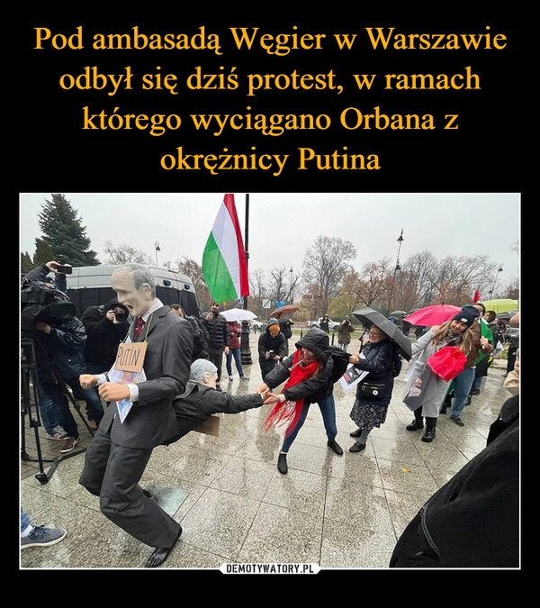 
    
Pod ambasadą Węgier w Warszawie odbył się dziś protest, w ramach którego wyciągano Orbana z okrężnicy Putina 