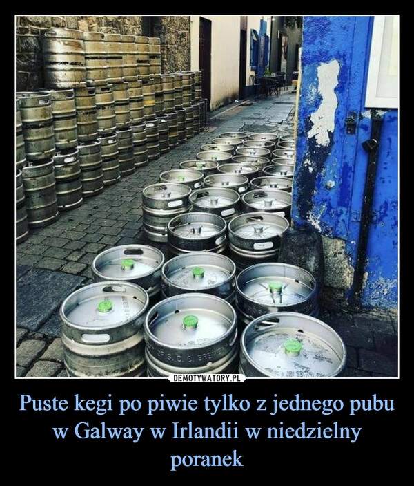 
    
Puste kegi po piwie tylko z jednego pubu w Galway w Irlandii w niedzielny poranek 