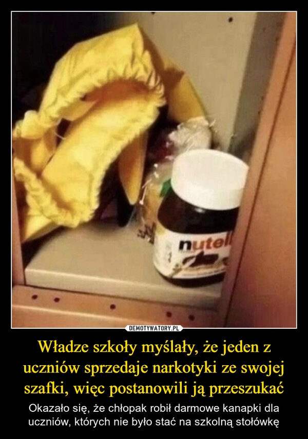 
    Władze szkoły myślały, że jeden z uczniów sprzedaje narkotyki ze swojej szafki, więc postanowili ją przeszukać