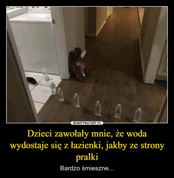 
    Dzieci zawołały mnie, że woda wydostaje się z łazienki, jakby ze strony pralki