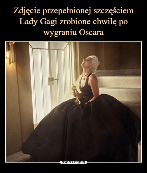 
    
Zdjęcie przepełnionej szczęściem Lady Gagi zrobione chwilę po wygraniu Oscara 