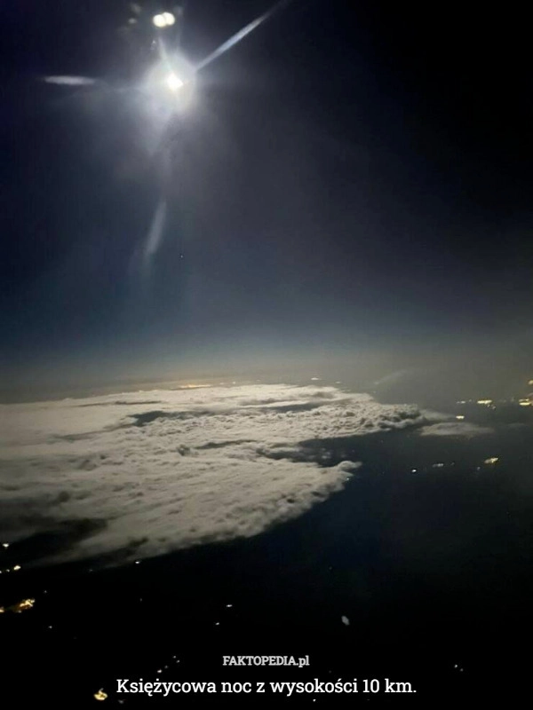 
    Księżycowa noc z wysokości 10 km.