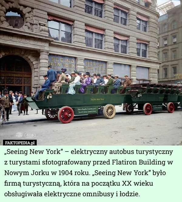 „Seeing New York” – elektryczny autobus turystyczny z turystami sfotografowany...