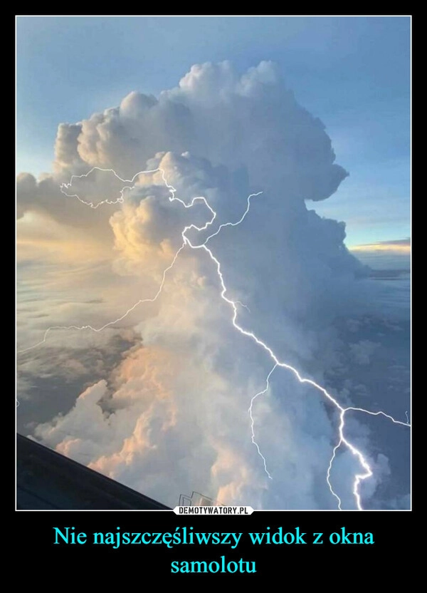 Nie najszczęśliwszy widok z okna samolotu