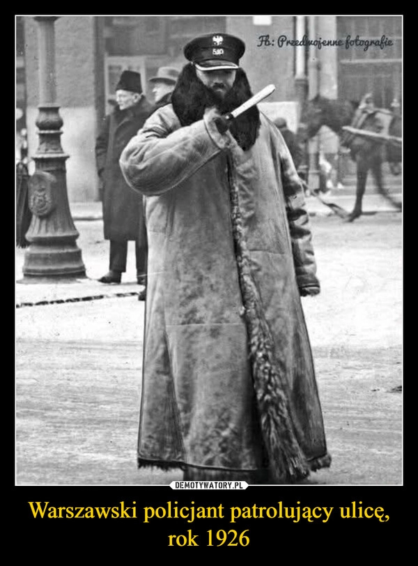
    Warszawski policjant patrolujący ulicę, rok 1926