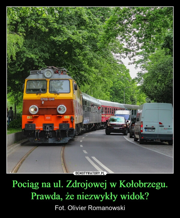 
    Pociąg na ul. Zdrojowej w Kołobrzegu. Prawda, że niezwykły widok?