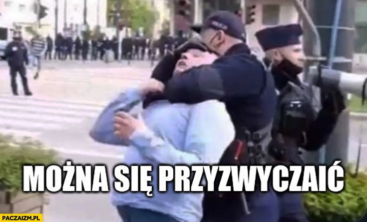 Policjant trzyma dusi faceta można się przyzwyczaić